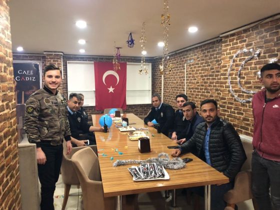 kavga’ ihbarına gelen polislere, sürpriz kutlama
