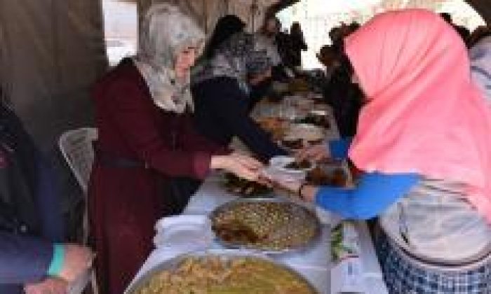GEDİK MAHALLESİNDEKİ İHTİYAÇ SAHİPLERİ İÇİN DÜZENLENEN KERMESİN AÇILIŞI YAPILDI GEDİK MAHALLESİNDEKİ İHTİYAÇ SAHİPLERİ İÇİN DÜZENLENEN KERMESİN AÇILIŞI YAPILDI