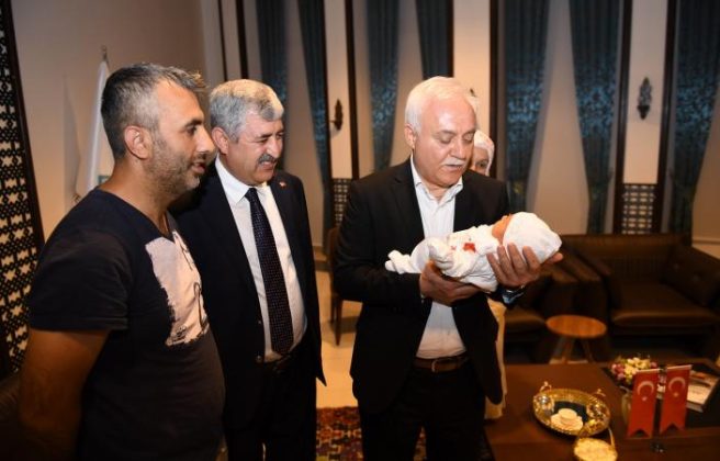 Prof. Dr. Hatipoğlu, Bebeğin Kulağına Ezan Okudu, Zeynep İsmini Koydu