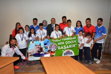 BAŞARILI SPORCULAR VALİ KABAN’I ZİYARET ETTİLER