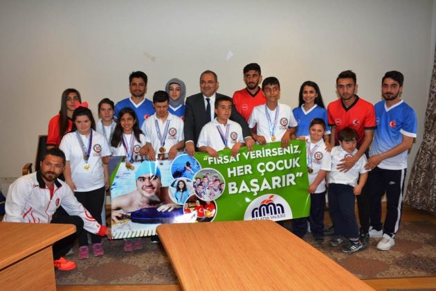 BAŞARILI SPORCULAR VALİ KABAN’I ZİYARET ETTİLER