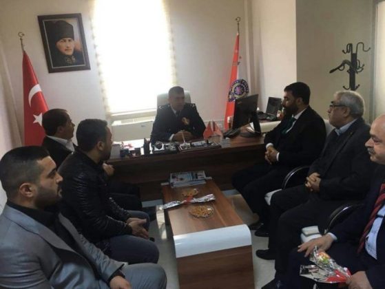 Samanlı’dan polislere karanfilli kutlama