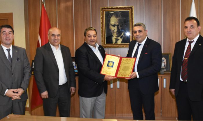 BAŞKAN SADIKOĞLU’NA ONURSAL ÜYELİK BELGESİ VERİLDİ