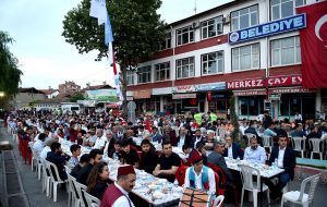 iftar programı binlerce insanı bir araya topladı