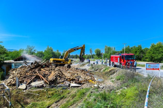 12 YILLIK YOL SORUNUNU BÜYÜKŞEHİR BELEDİYESİ ÇÖZDÜ