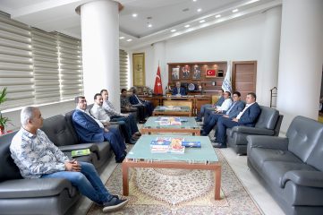 HİZMET BAYRAĞINI YUKARILARA TAŞIYACAĞIZ