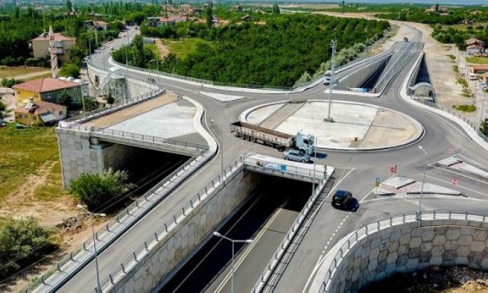 Topsöğüt üst geçit yolunun ince işleri de büyük oranda tamamlandı