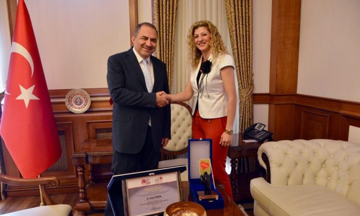 FAİR PLAY ÖDÜLÜ ALAN DR.HÜLYA BİNGÖL, VALİ ALİ KABAN’I ZİYARET ETTİ
