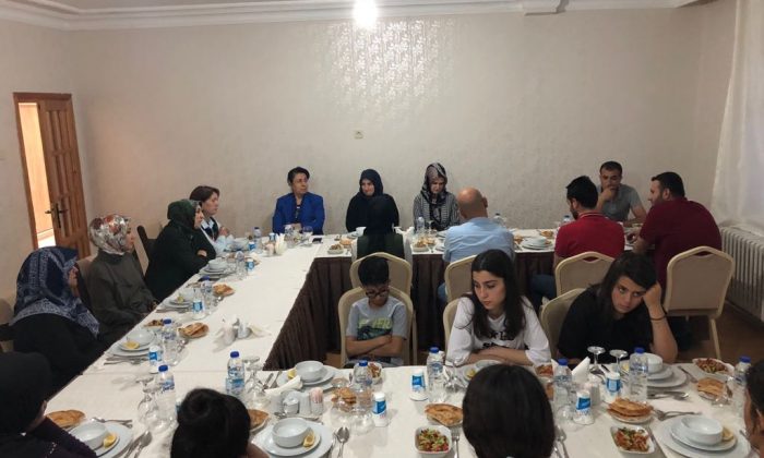 ESRA TÜFENKCİ VE NERİMAN KABAN ŞEHİT AİLESİ İLE İFTAR AÇTILAR