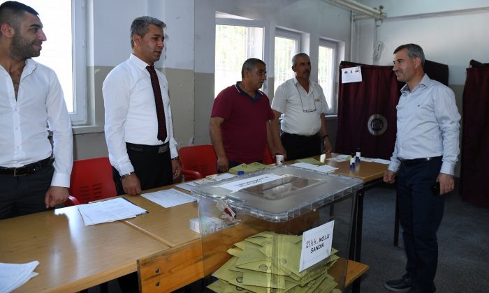 BAŞKAN ÇINAR, OYUNU ŞAHNAHAN ORTAOKULUNDA KULLANDI