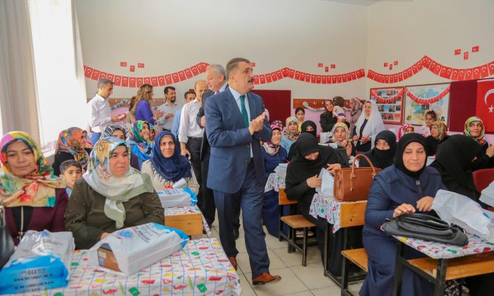 32 KADIN KURSİYERE ‘OKUR-YAZARLIK’ BELGESİ VERİLDİ