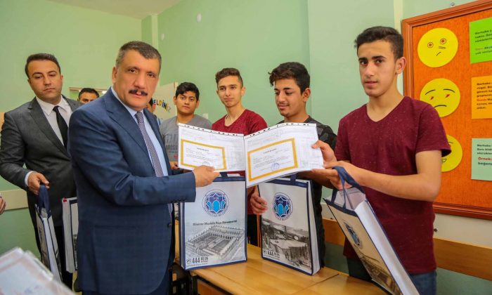 KAYMAKAM DURAN VE BAŞKAN GÜRKAN, ÖĞRENCİLERİN KARNE HEYECANINA ORTAK OLDU