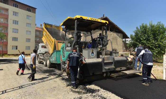 YARIMCAHAN MAHALLESİ’NİN YOLLARI SICAK ASFALT YAPILIYOR