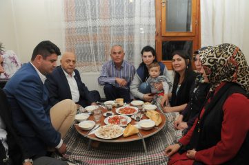 ARSLAN, İFTARDA TAŞERON EMEKÇİNİN EVİNE KONUK OLDU