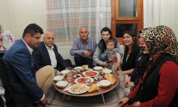 ARSLAN, İFTARDA TAŞERON EMEKÇİNİN EVİNE KONUK OLDU