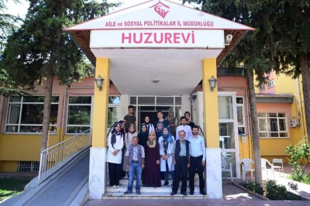 Gönüllü Gençler Yaşlıların Gönlünü Aldı