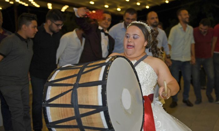 “ Genç Kızımızın Mutluluğu Herşeye Değer