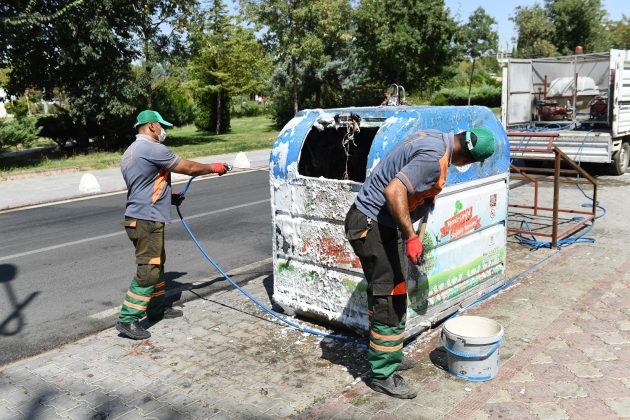 YEŞİLYURT’TA Kİ ÇÖP KONTEYNIRLARI İLAÇLANDI VE DEZENFEKTE EDİLDİ