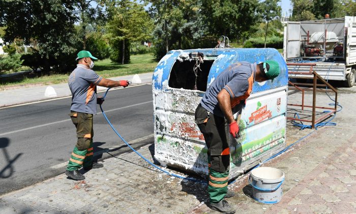 YEŞİLYURT’TA Kİ ÇÖP KONTEYNIRLARI İLAÇLANDI VE DEZENFEKTE EDİLDİ