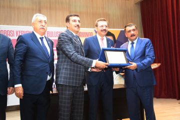 TOBB BAŞKANI HİSARCIKLIOĞLU, “YEREL YÖNETİMLERİN EKONOMİK KALKINMADAKİ ROLÜ’ KONULU KONFERANS VERDİ