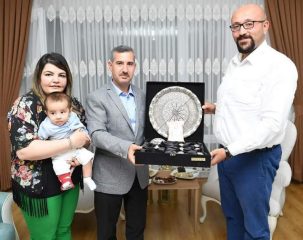 AİLENİN YENİ BEBEĞİ AHMET EFE’YE DE ‘HOŞGELDİN BEBEK’ HEDİYESİ