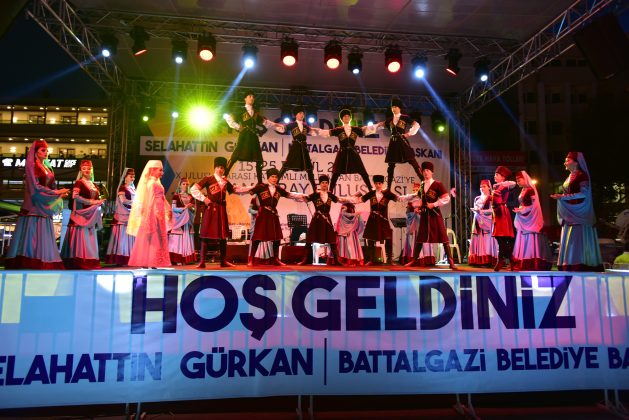 KORTEJ YÜRÜYÜŞÜNE MALATYALILAR YOĞUN İLGİ GÖSTERDİ