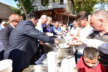 VATANDAŞLARA CUMA NAMAZI ÇIKIŞI AŞURE İKRAMI YAPILDI