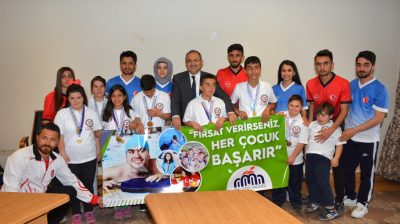 FIRSAT VERİRSENİZ HER ÇOCUK BAŞARIR’ PROJESİ AİLELERİNDEN VALİ KABAN’A TEŞEKKÜR ZİYARETİ