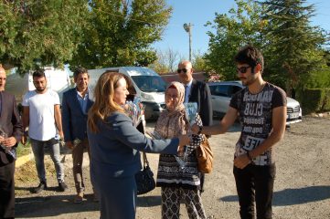 Rektör Prof. Dr. Karabulut, öğrencilerini ve personelini güllerle karşıladı