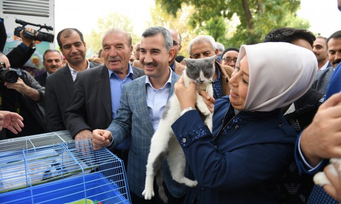 MİLLETVEKİLLERİ YEŞİLYURT BELEDİYESİNİ TEBRİK ETTİLER, AŞURE DAĞITTILAR