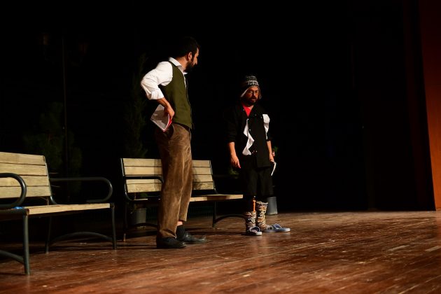 TAMAMEN DOLU SALONDA GENÇ TİYATROCULAR AYAKTA ALKIŞLANDI