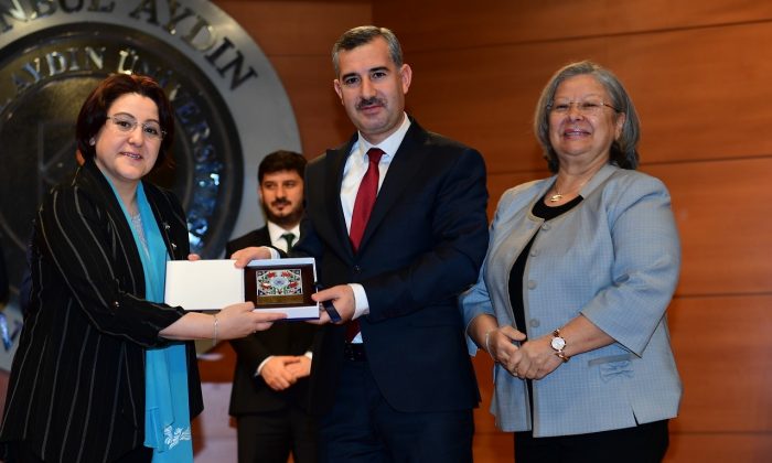 SOSYAL SORUMLULUK PROJE ÖDÜLÜ ‘TUT ELİMDEN’ İLE YEŞİLYURT BELEDİYESİNE