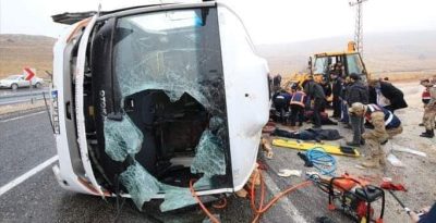 DARENDE CENAZE ARABASINI Kontrolde Çıkarak Devrildi 6Kişi Hayatını Kaybetti 7 Kişi Ağır Yarali 15 kişi hafif yaralı