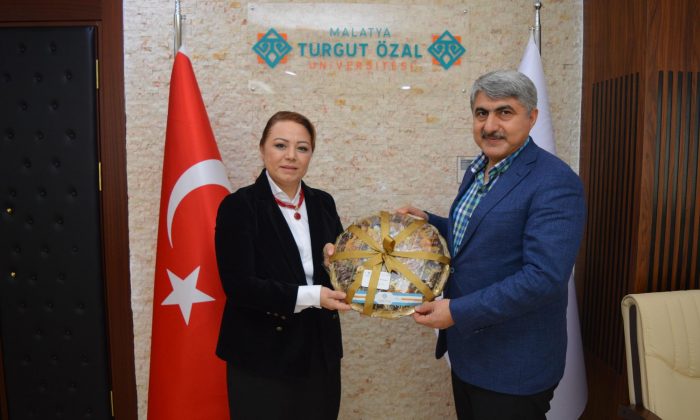 Adalet Bakan Yardımcısı Selahaddin Menteş, Malatya Turgut Özal Üniversitesi Rektörü Prof. Dr. Aysun Bay Karabulut’u ziyaret etti.
