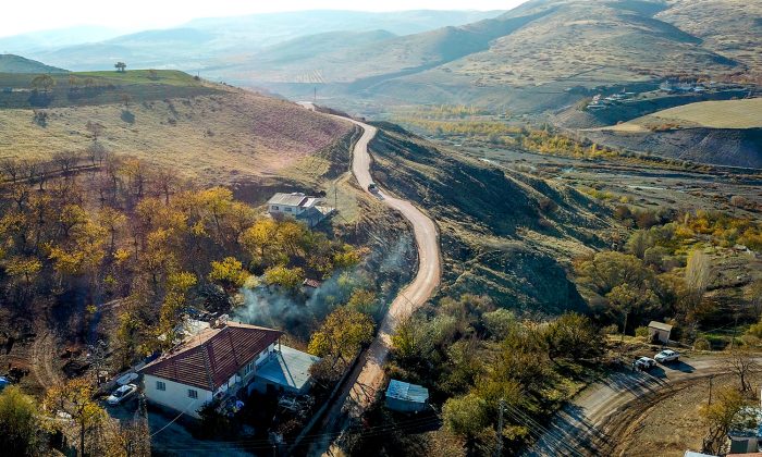 BÜYÜKŞEHİR ARGUVAN’DA YENİ YOL AÇMA VE GENİŞLETME ÇALIŞMALARI YAPTI