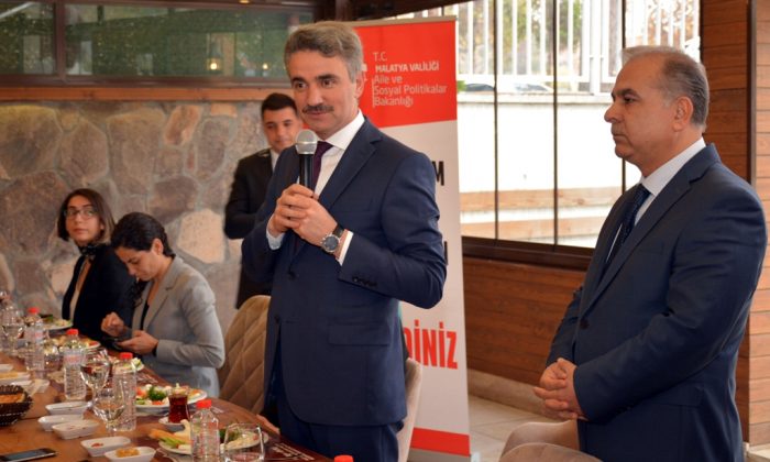 ASIL ENGELLİLER KALPLERİNİ SEVGİSİZLİK VE MERHAMETSİZLİK DUVARIYLA ÖRENLERDİR