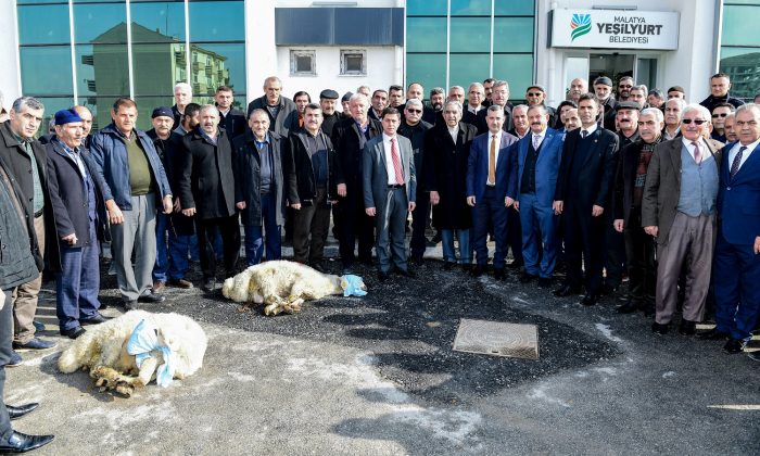 YEŞİLYURT’LU MUHTARLARDAN BELEDİYE BAŞKANI MEHMET ÇINAR’A TAM DESTEK