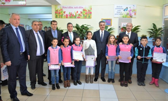 VALİ BARUŞ, ÖĞRENCİLERİN KARNE SEVİNCİNİ PAYLAŞTI