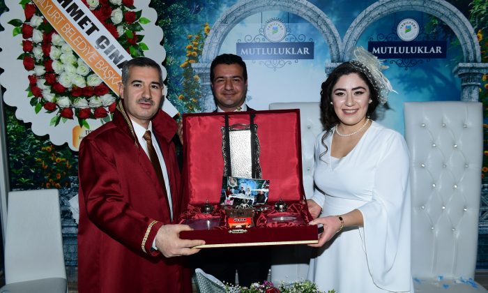 YEŞİLYURT BELEDİYE BAŞKANI MEHMET ÇINAR’DAN GENÇ ÇİFTLERE 14 ŞUBAT SÜRPRİZİ