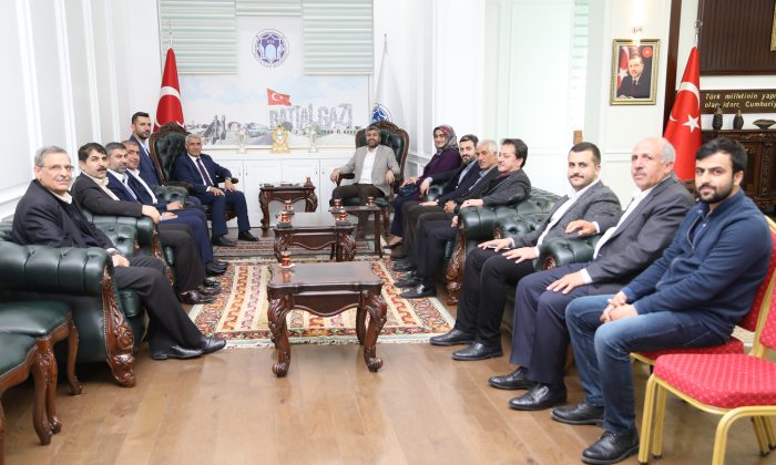 AK Parti Yeşilyurt İlçe Başkanı Yalçınkaya, Battalgazi Belediye Başkanı Güder’e Hayırlı Olsun Ziyaretinde Bulundu