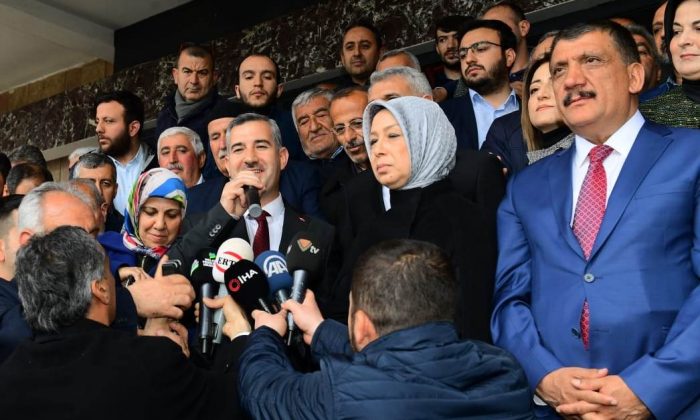 YEŞİLYURT BELEDİYE BAŞKANI MEHMET ÇINAR MAZBATASINI ALDI, GÖREVİNE BAŞLADI
