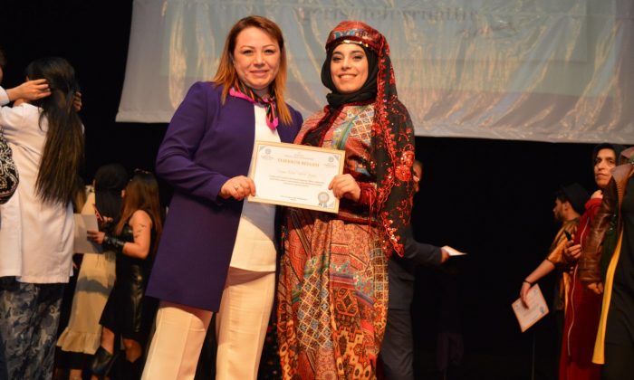 Yeşilyurt MYO öğrencileri kendi tasarımlarından oluşan defile düzenledi