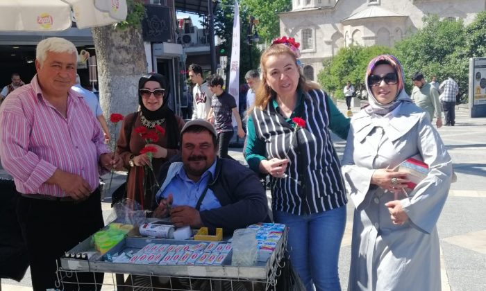 BBP YEŞİLYURT KADIN KOLLARI BAŞKANI NURCAN DİNÇER, DEN KARANFİL DAĞITIMI