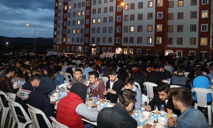 Başkan Güder, Ramazan Ayının İlk İftarını Üniversite Öğrencileri İle Yaptı