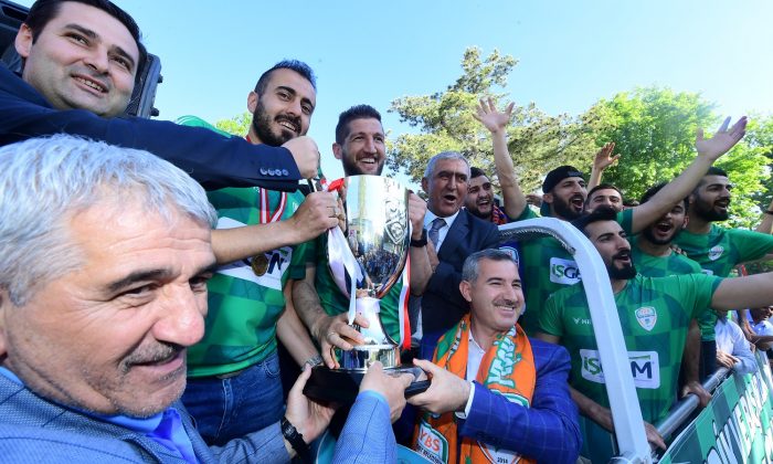 YEŞİLYURT BELEDİYESPOR, ŞAMPİYONLUK KUPASINI GÖRKEMLİ BİR TÖRENLE ALDI