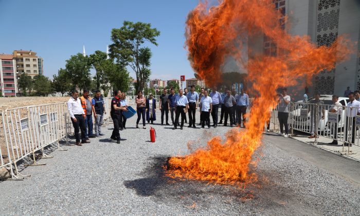 BATTALGAZİ BELEDİYE PERSONELİNE YANGIN SÖNDÜRME EĞİTİMİ VERİLDİ