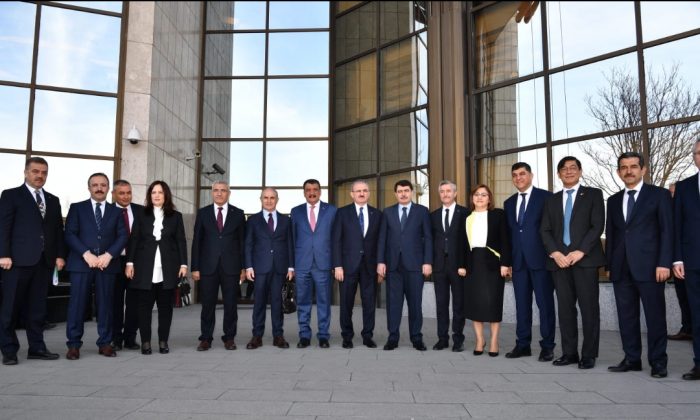 BAŞKAN GÜRKAN, TBB TOPLANTISINDA DEPREM İLE İLGİLİ BİR SUNUM YAPTI