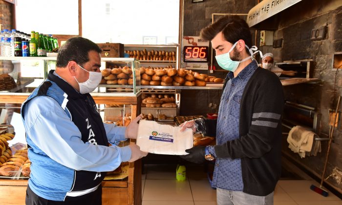 MALATYA BÜYÜKŞEHİR BELEDİYESİ’NDEN FIRINCILARA MASKE DAĞITIMI