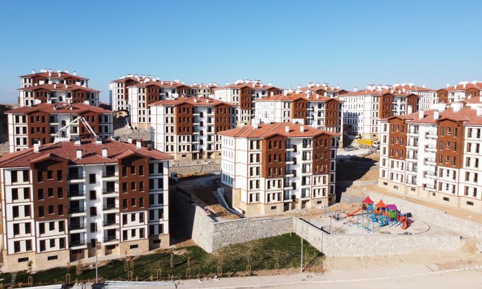 BAŞKAN GÜDER, GELİNCİK TEPESİ’NDEKİ DEPREM KONUTLARINI İNCELEDİ