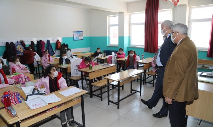 BAŞKAN GÜDER, YÜZ YÜZE EĞİTİMİN İLK GÜNÜNDE ÖĞRENCİLERLE BULUŞTU